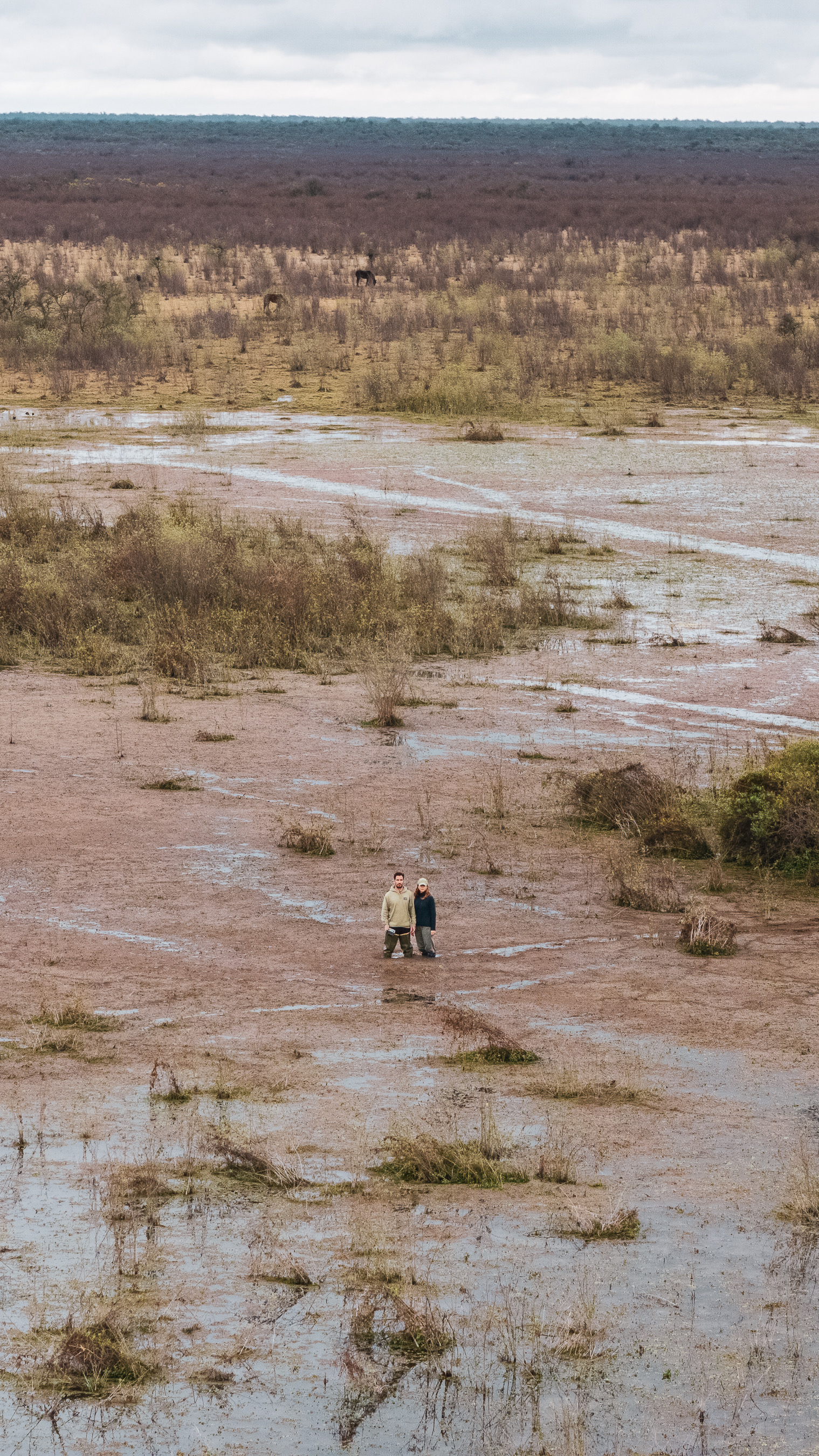 Gerónimo Vigil y Mía Morrone en el paisaje