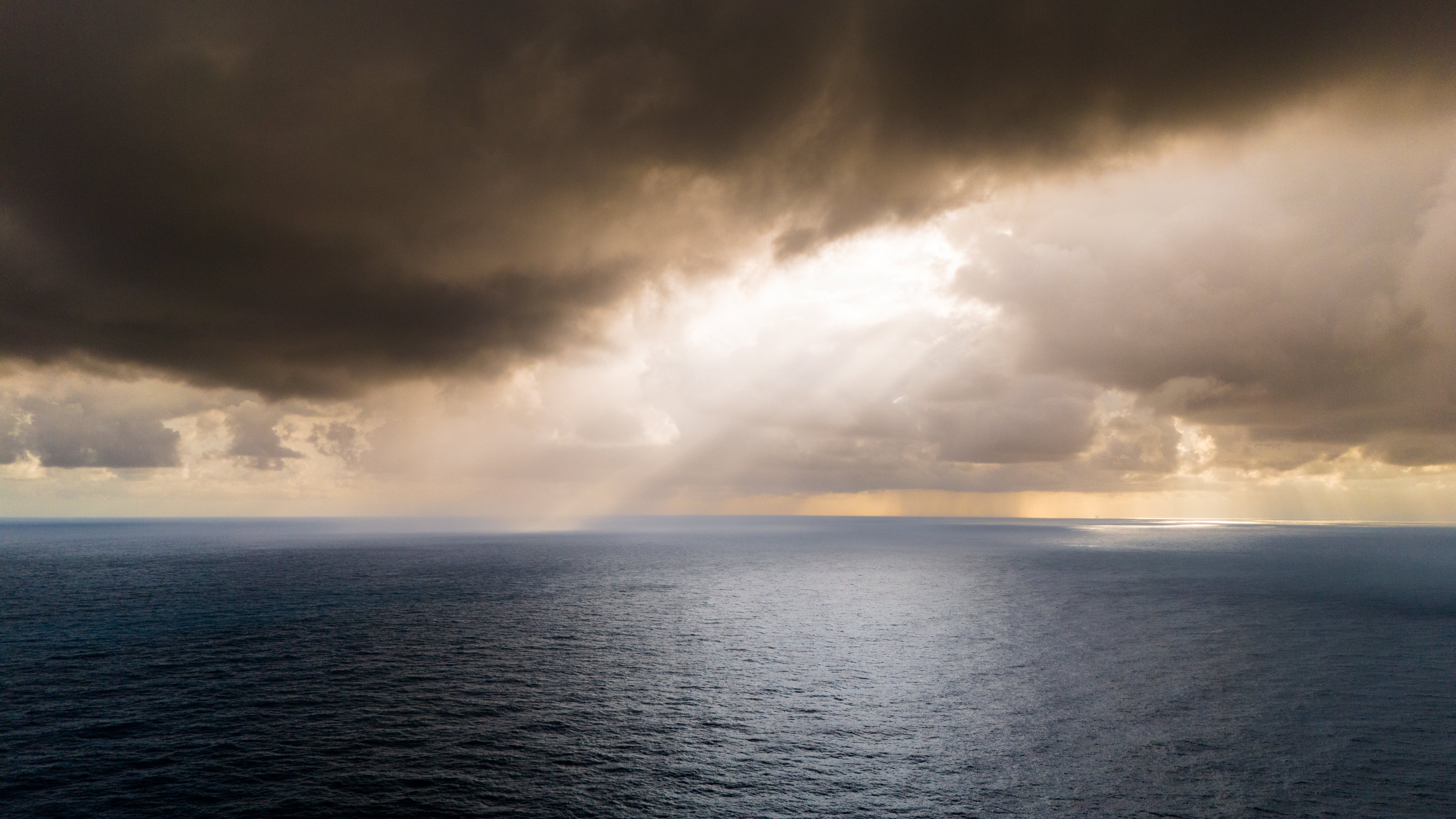Cielo tormentoso sobre el océano
